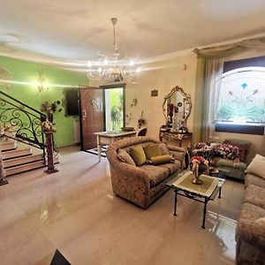 Queen'S Luxurious House